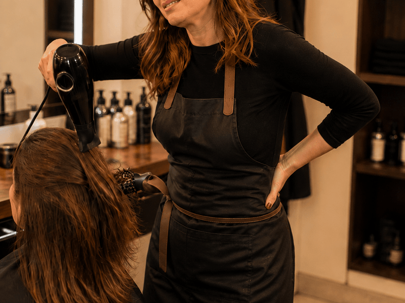 Mal de dos coiffeur : pourquoi ça arrive et comment s'en débarrasser
